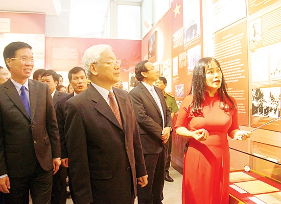 Party General Secretary Nguyen Phu Trong attends the ribbon-cutting ceremony of the exhibition. (Photo: Sggp)